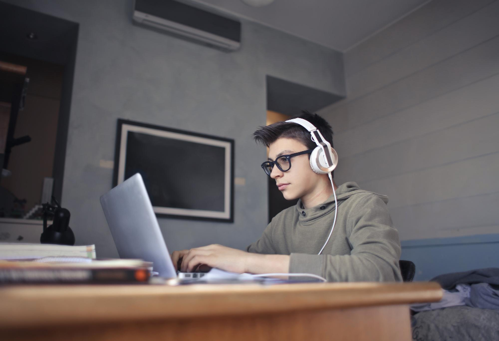 Formations en ligne au Maroc pour évoluer au travail et à l’école